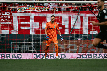 null Jiri Pavlenka steht im Tor.