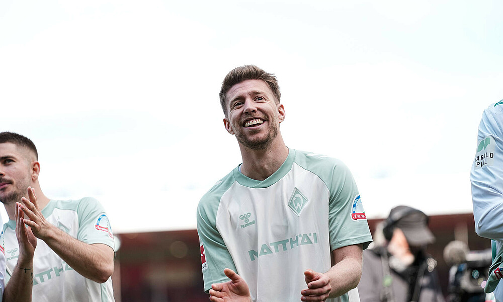 Mitchell Weiser lächelt nach dem Heidenheim-Sieg. 