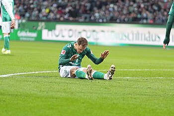 null Senne Lynen sitzt am Boden.