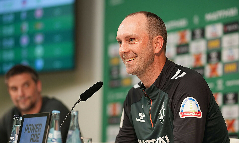 Ole Werner lächelt bei der Pressekonferenz