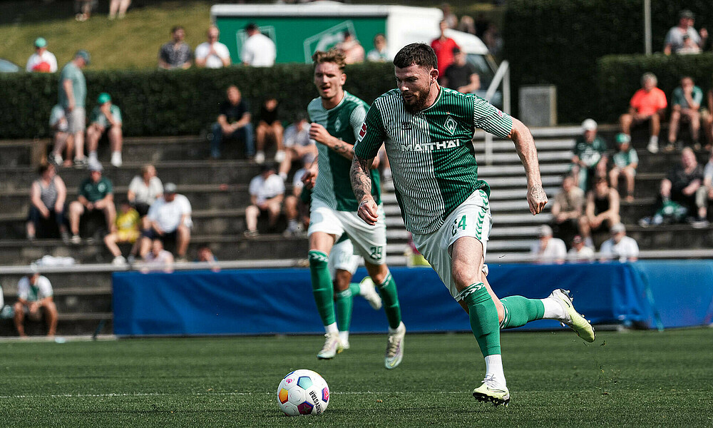 null Oliver Burke dribbelt bei einem Spiel an.