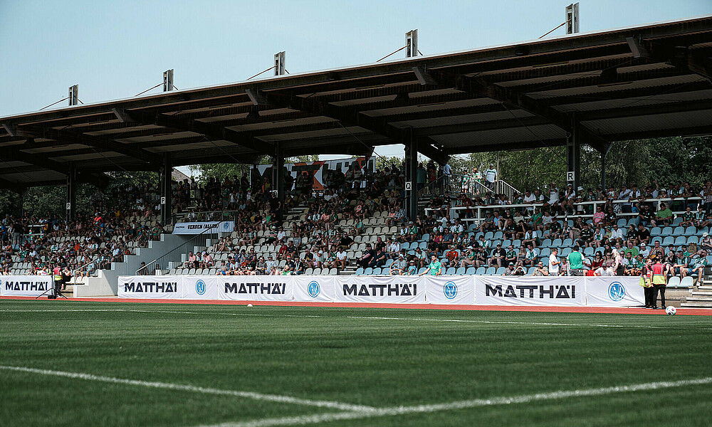 Tribüne in Verden an der Aller beim Testspiel des SV Werder Bremen
