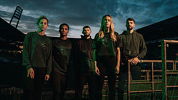 Saskia Matheis, Felix Agu, Oliver Burke, Lena Triendl und Anthony Jung stehen nebeneinander und tragen die Navigation Pack-Kleidung.