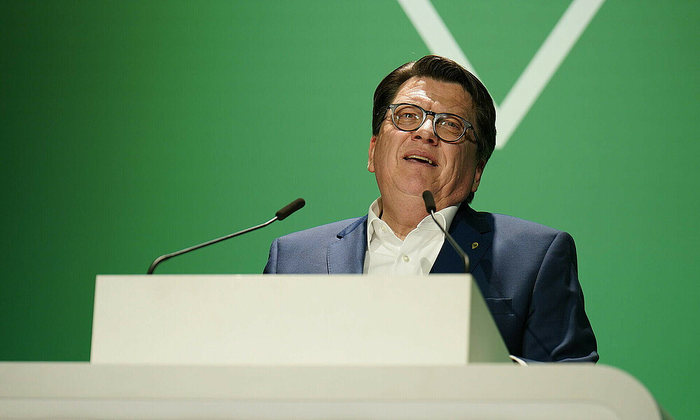 null Dr. Hess-Grunewald am Rednerpult.