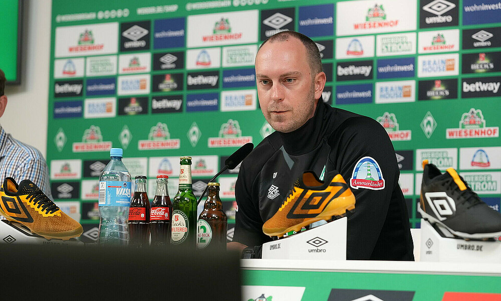 Cheftrainer Ole Werner im PK-Raum des wohninvest WESERSTADIONS.