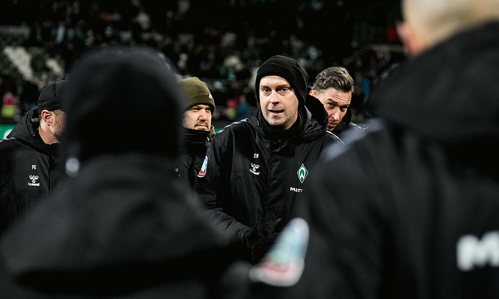 Cheftrainer Ole Werner spricht im Kreis mit der Mannschaft. 