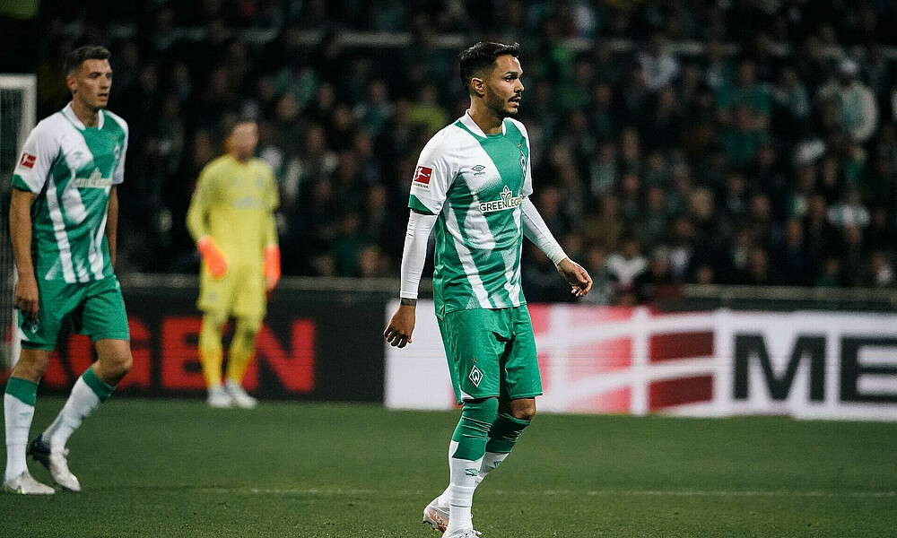 null Leo Bittencourt geht beim Spiel gegen Gladbach über den Platz.