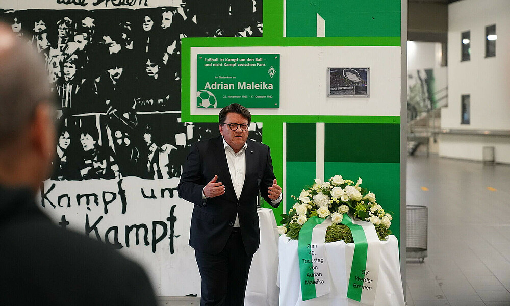 Dr. Hubertus Hess-Grunewald vor der Gedenktafel.