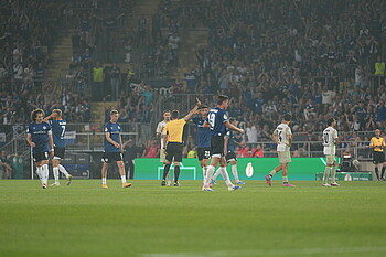 Hartmann zeigt Bittencourt die zweite Gelbe Karte.