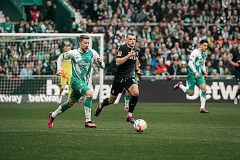 null Mitchell Weiser und Maximilian Eggestein im Laufduell