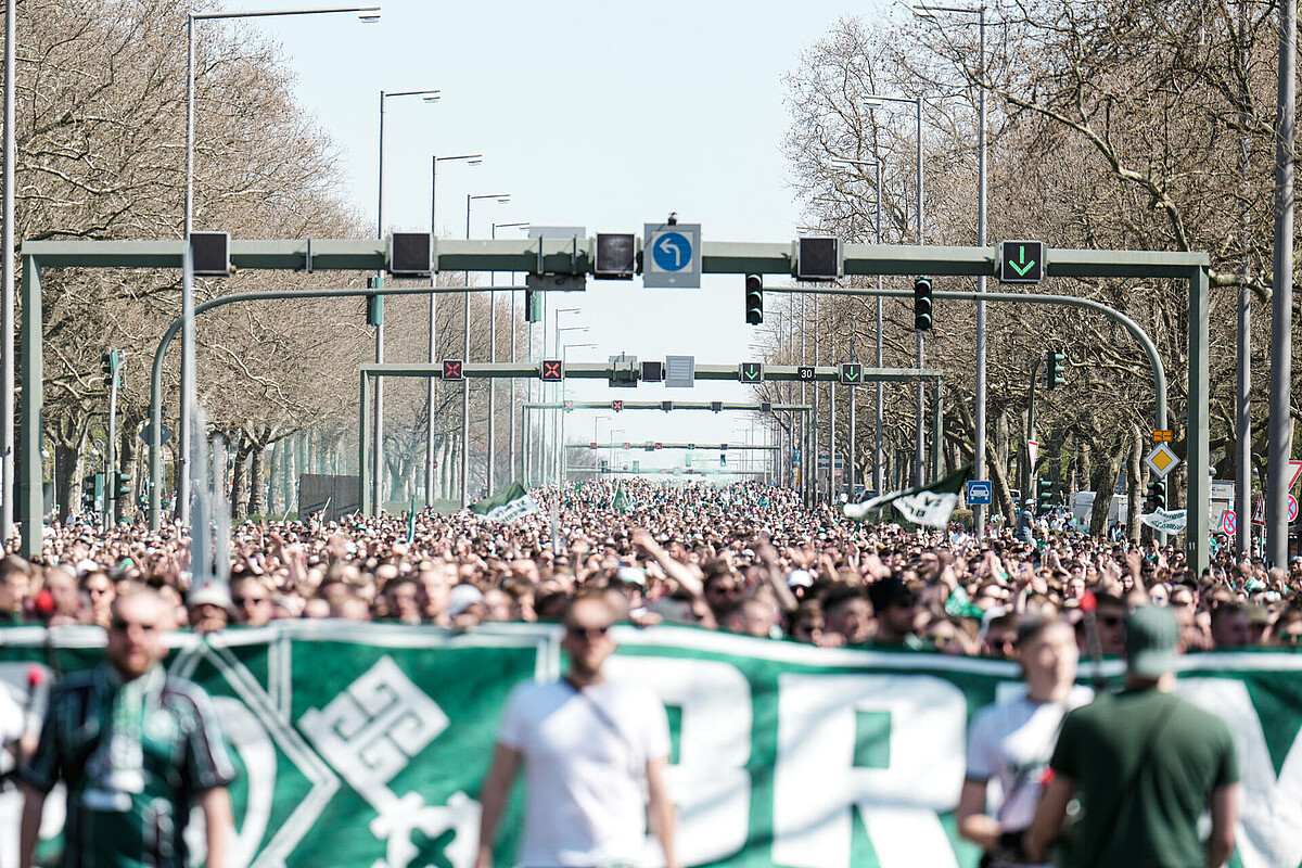 Tausende Fans laufen in Berlin gemeinsam zum Stadion.