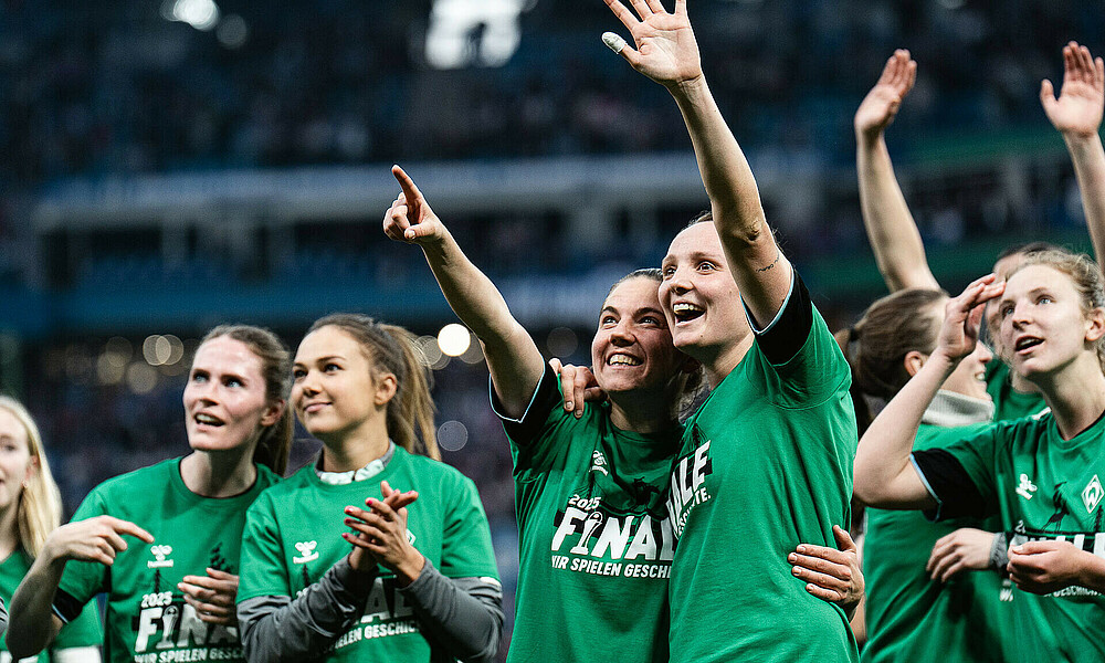 Die Spielerinnen jubeln nach dem Spiel. 