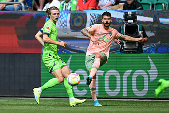 null Tony Jung auf dem Spielfeld spielt einen Pass