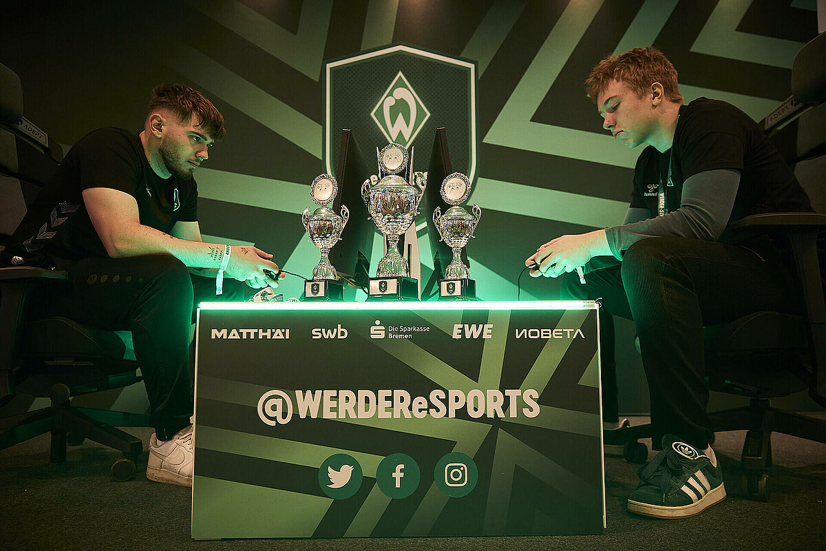 Zwei Spieler sitzen vor den Bildschirmen. 