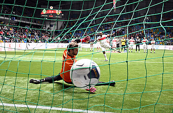 Der Schuss von Cacau schlägt im Netz ein. 