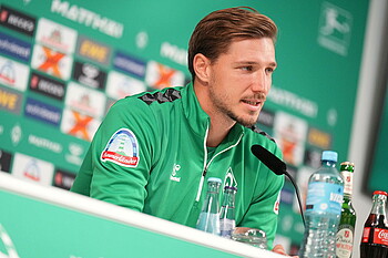 Niklas Stark auf dem PK-Podium. 