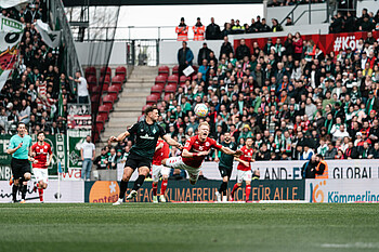 null Niclas Füllkrug im Zweikampf mit Hanche-Olsen.