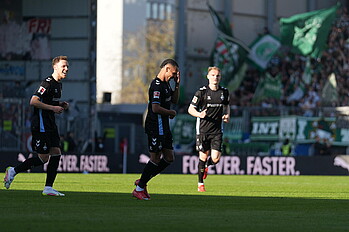 Felix Agu jubelt über seinen Treffer in Kiel