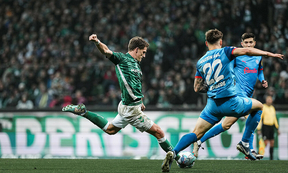 Jens Stage beim Torschuss im Heimspiel gegen Holstein Kiel
