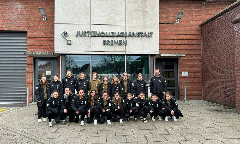 null Die Werder-Frauen stehen vor dem Eingang der JVA Bremen.
