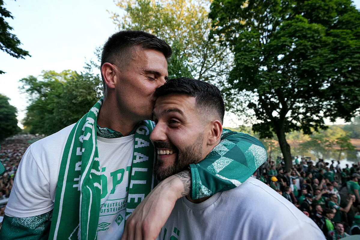 Anthony Jung und Michael Zetterer Arm in Arm. 