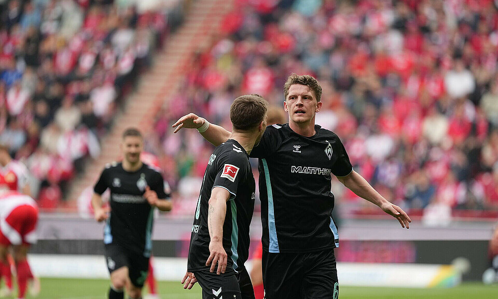 null Jens Stage jubelt nach seinem Tor.