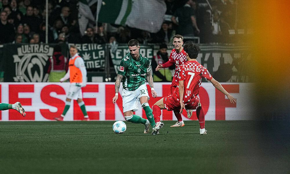 Marco Friedl im Zweikampf mit einem Mainzer im Weserstadion