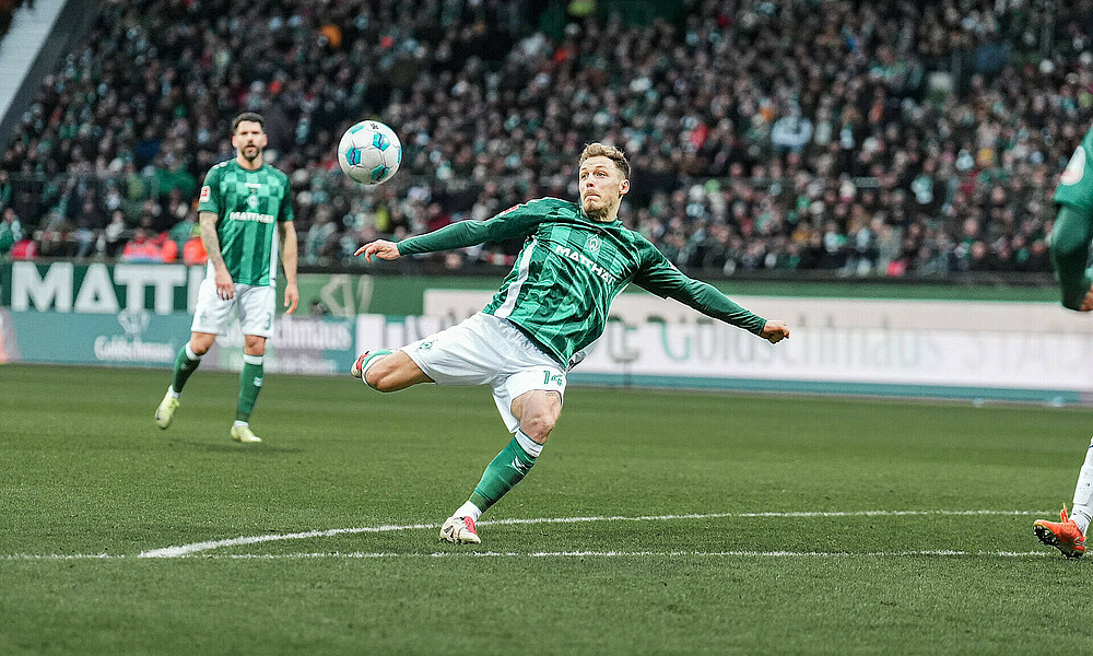 Senne Lynen holt zum Schuss aus. 