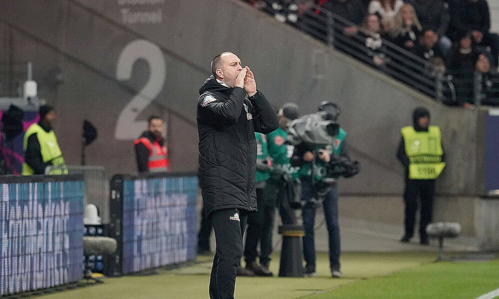 null Ole Werner coacht am Seitenrand.