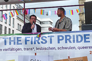 null Hubertus Hess-Grunewald auf einem Wagen beim CSD mit Jermaine Green.