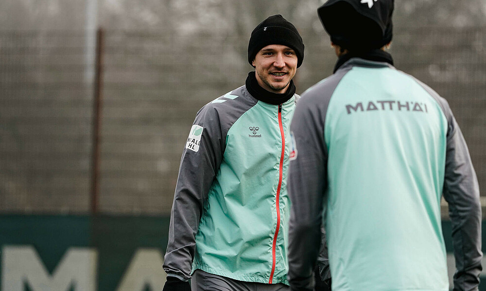 null Niklas Stark auf dem Trainingsplatz mit einem Lächeln im Gesicht.