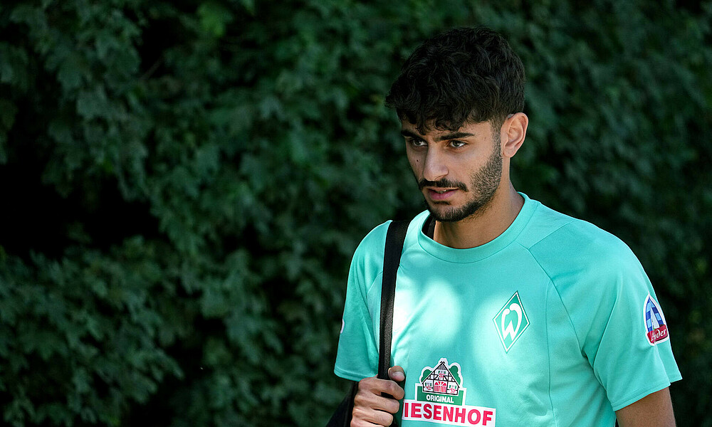 null Eren Dinkci auf dem Weg zum Trainingsplatz des SVW.
