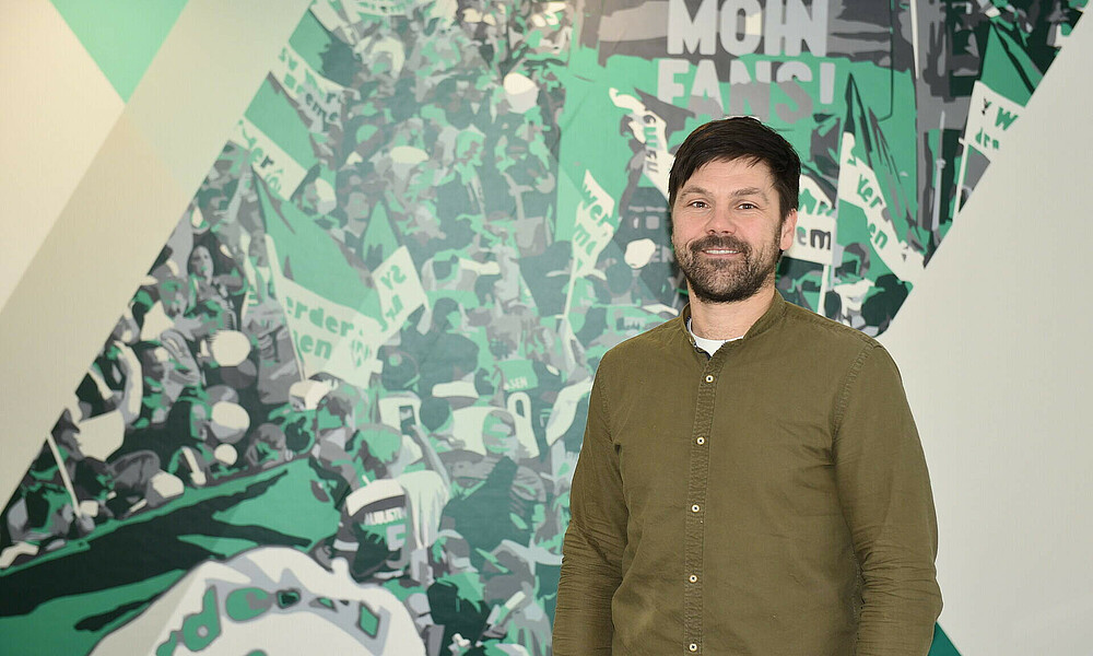 Tobias Süveges vor Werder-Wand