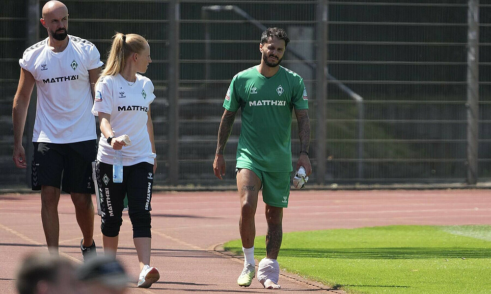 Leonardo Bittencourt geht verletzt vom Trainingsplatz.