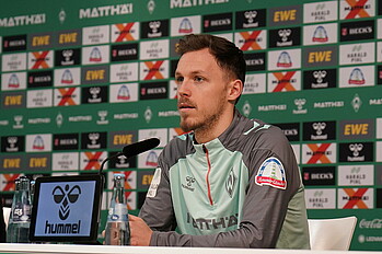 Senne Lynen auf dem PK-Podium. 