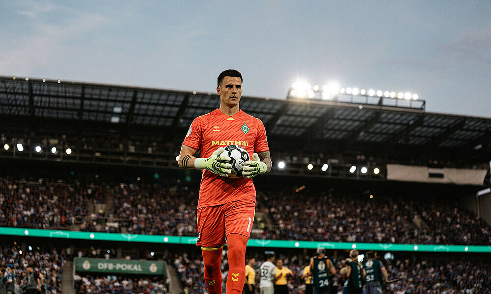 Michael Zetterer mit einem Ball in der Hand.