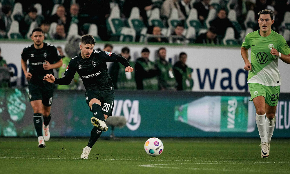 Romano Schmid spielt im Spiel gegen den VfL Wolfsburg einen Pass. 