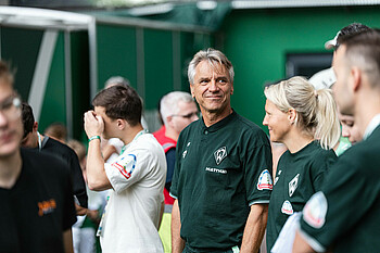 Horst Steffen am Spielfeldrand im Weserstadion. 