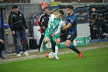 null Romano Schmid im Zweikampf.