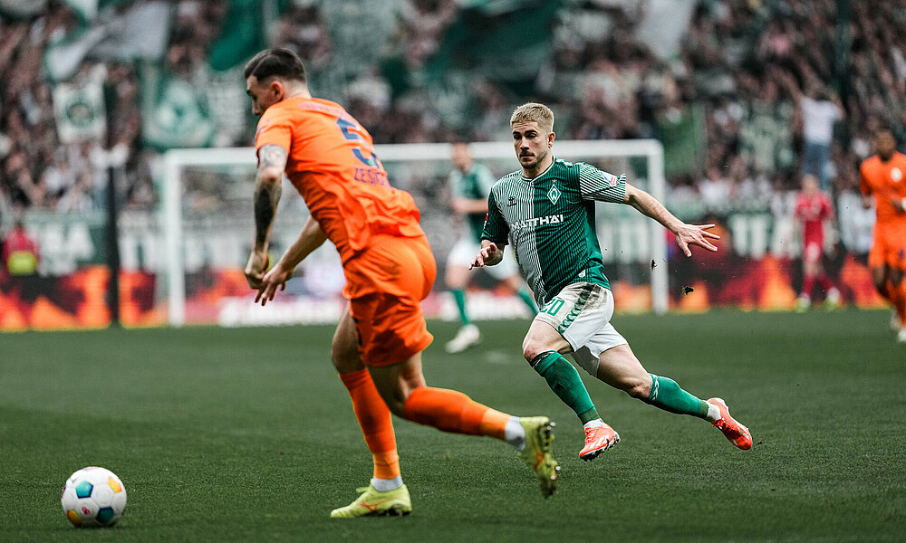 Romano Schmid läuft einen gegnerischen Verteidiger an.