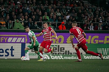 Schmid behauptet den Ball vor Demirovic. 