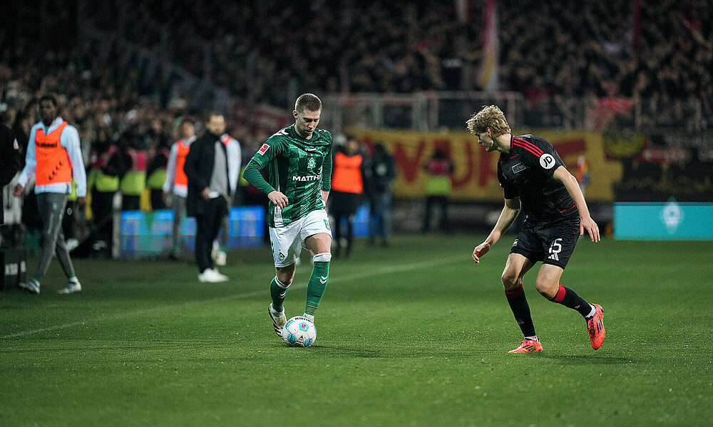 Mitchell Weiser am Ball im Heim-Trikot im Spiel gegen Union Berlin