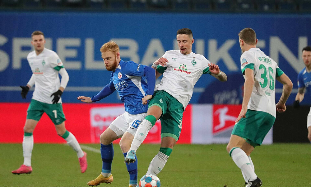 Marco Friedl verletzte sich in den Schlussminuten der Partie in Rostock.