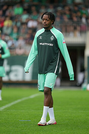 Samuel Mbangula steht auf dem Trainingsplatz