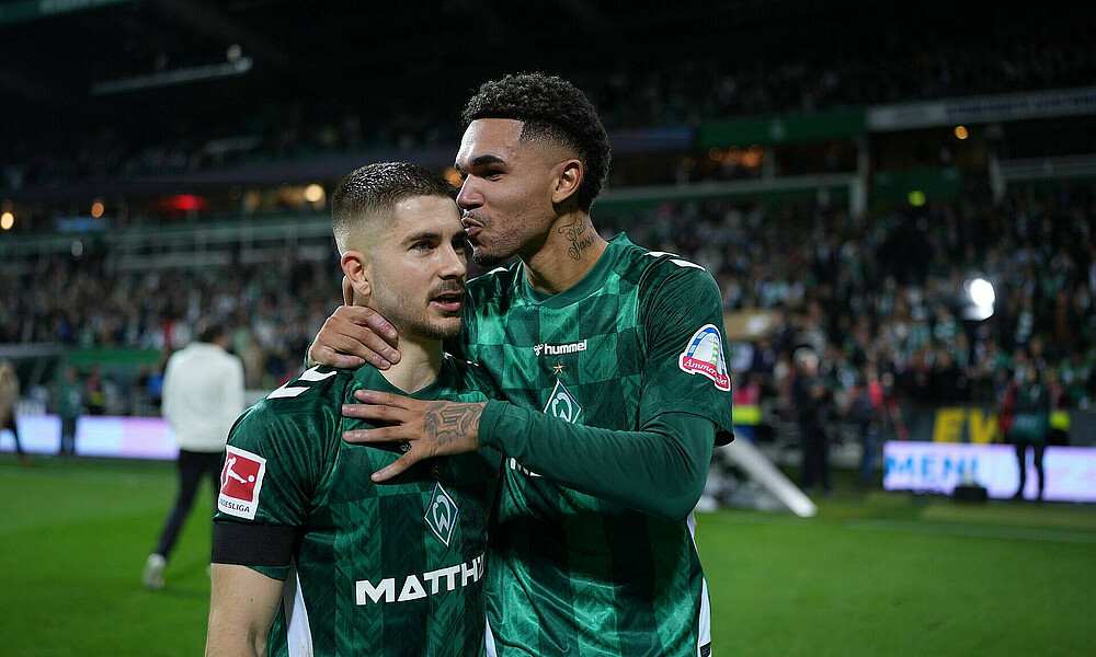 Schmid jubelt mit Njinmah. 