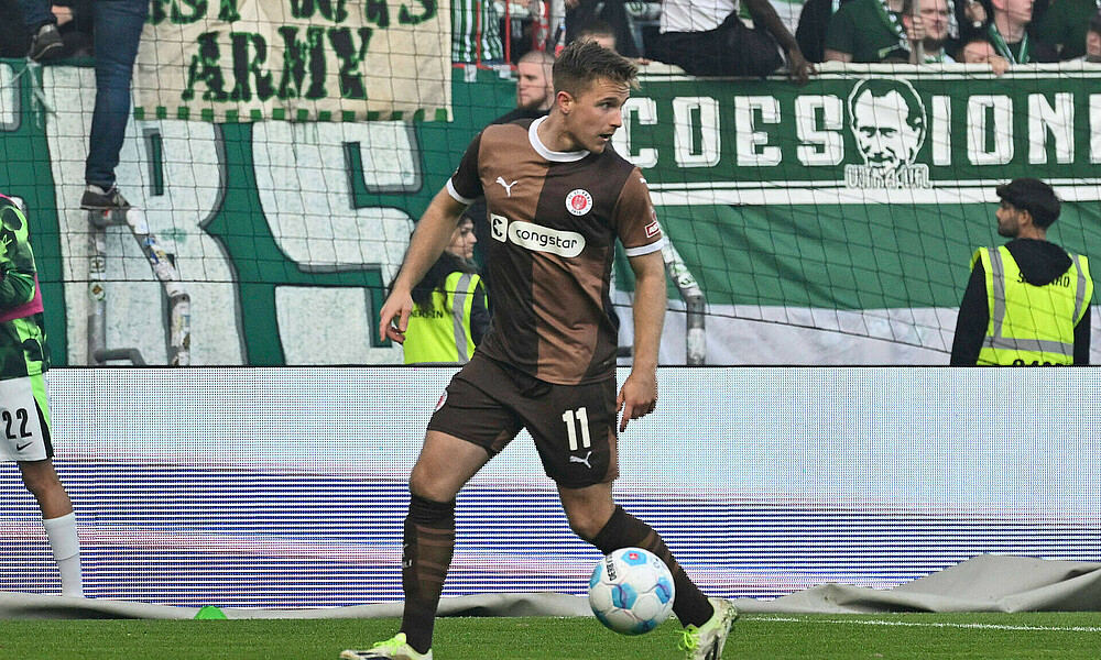 null Johannes Eggestein im Heimtrikot des FC St. Pauli