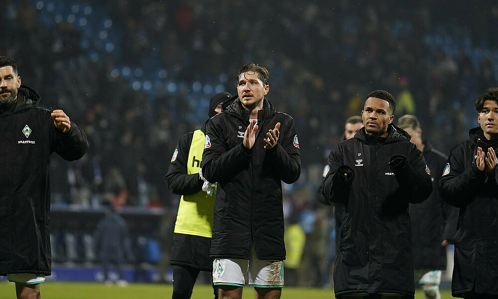 null Niklas Stark applaudiert dem Gästeanhang.