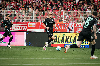 Amos Pieper mit Ball am Fuß. 