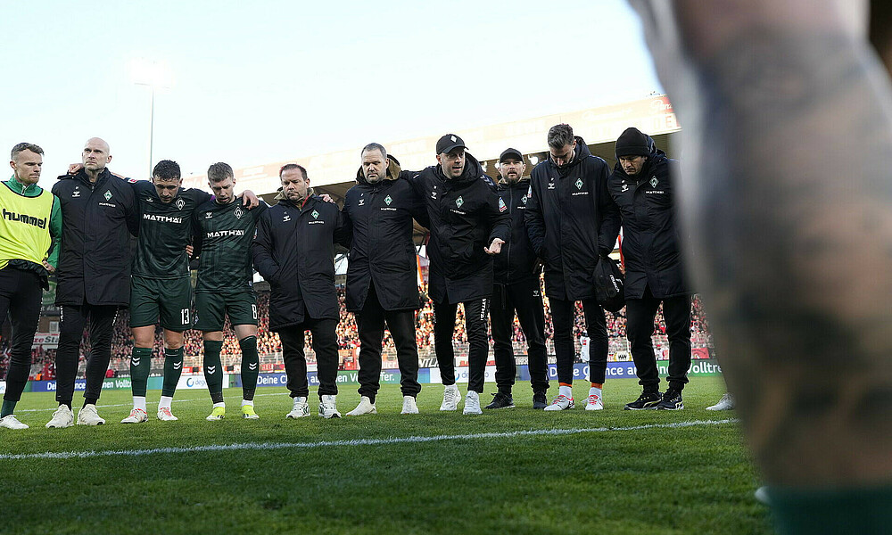 Ole Werner spricht im Mannschaftskreis.