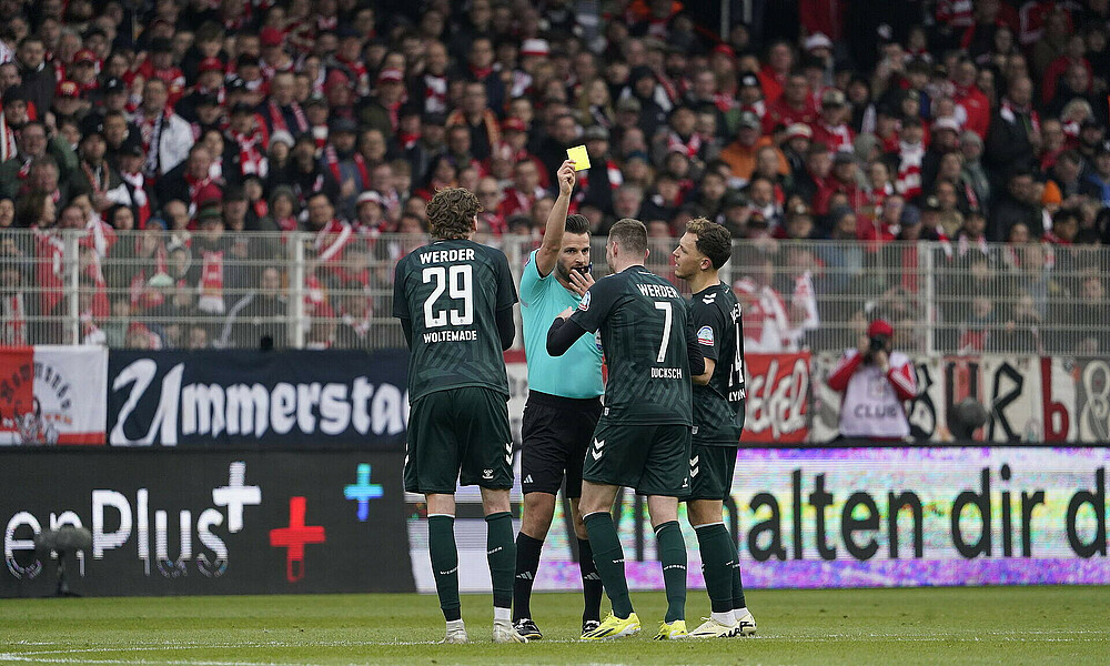 Schiedsrichter Schlager zeigt Marvin Ducksch die Gelbe Karte. 